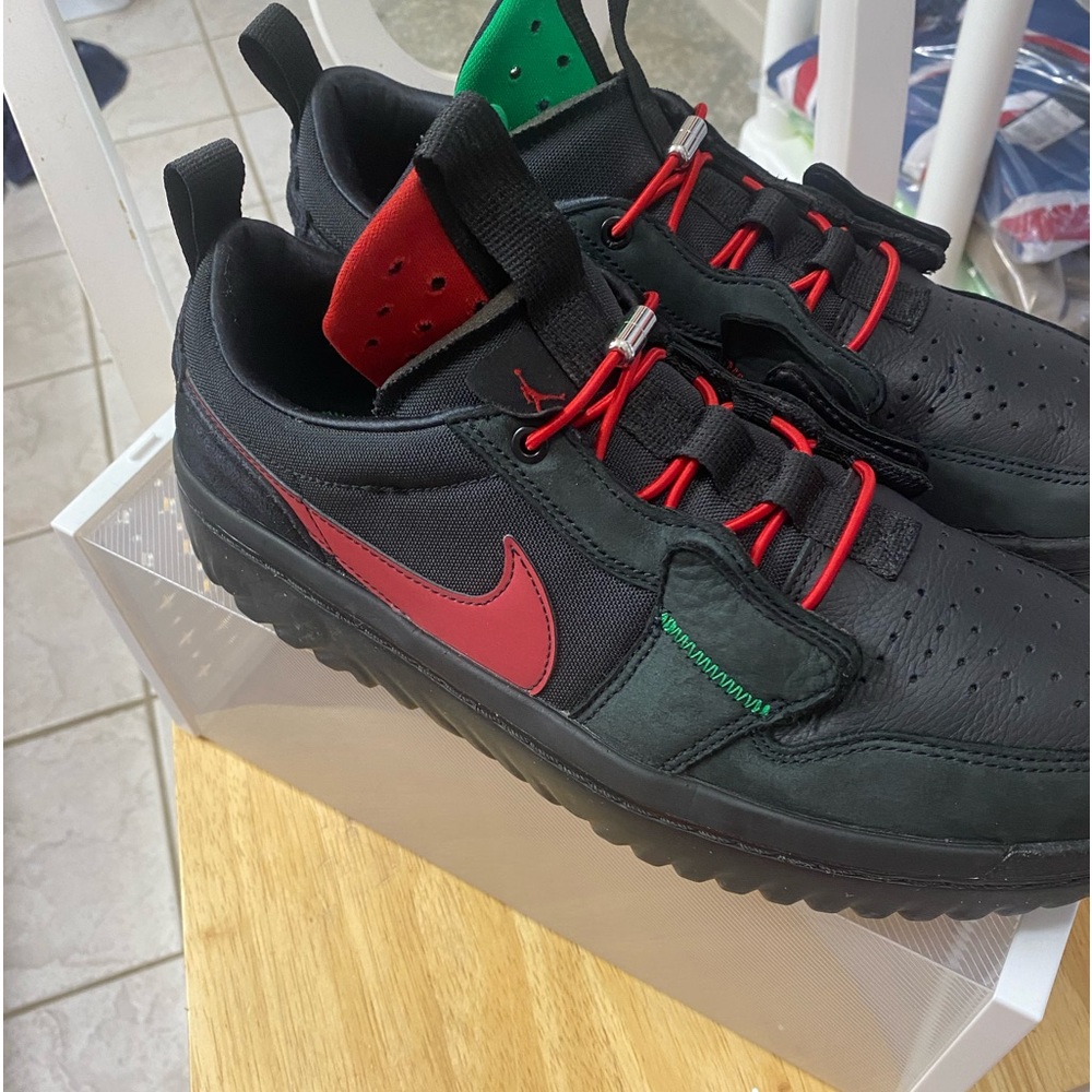 Nike Men’s Black and Red Low-Top Sneakers
